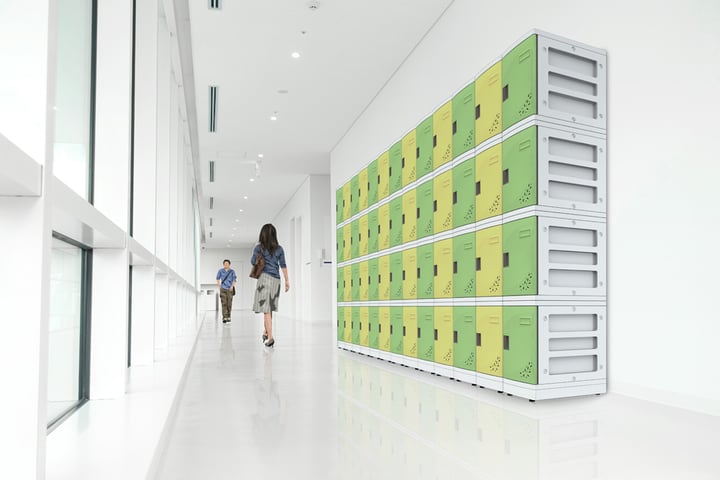 サラリーマンが行き交う公共施設の廊下に設置した、プラスチックロッカーの画像（グリーン／イエロー）