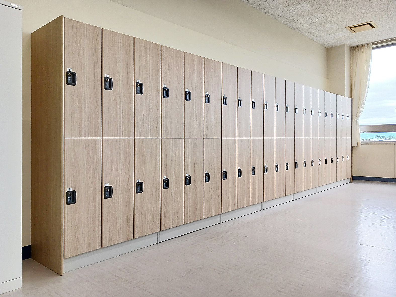 個人単位で分別収納、汚れうつりを防止できるスチールロッカー｜FREE